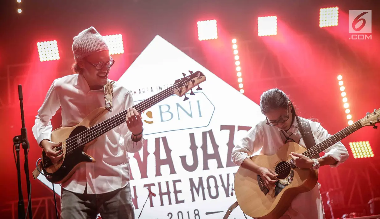 Musisi Endah N Rhesa saat tampil dalam Java Jazz on The Move di Jakarta, Kamis (15/2). Duo musisi ini baru merilis singel berjudul “Menua Bersama” dalam Java Jazz Festival (JJF) 2018 pada 2-4 Maret 2018 di Jiexpo Kemayoran. (Liputan6.com/Faizal Fanani)