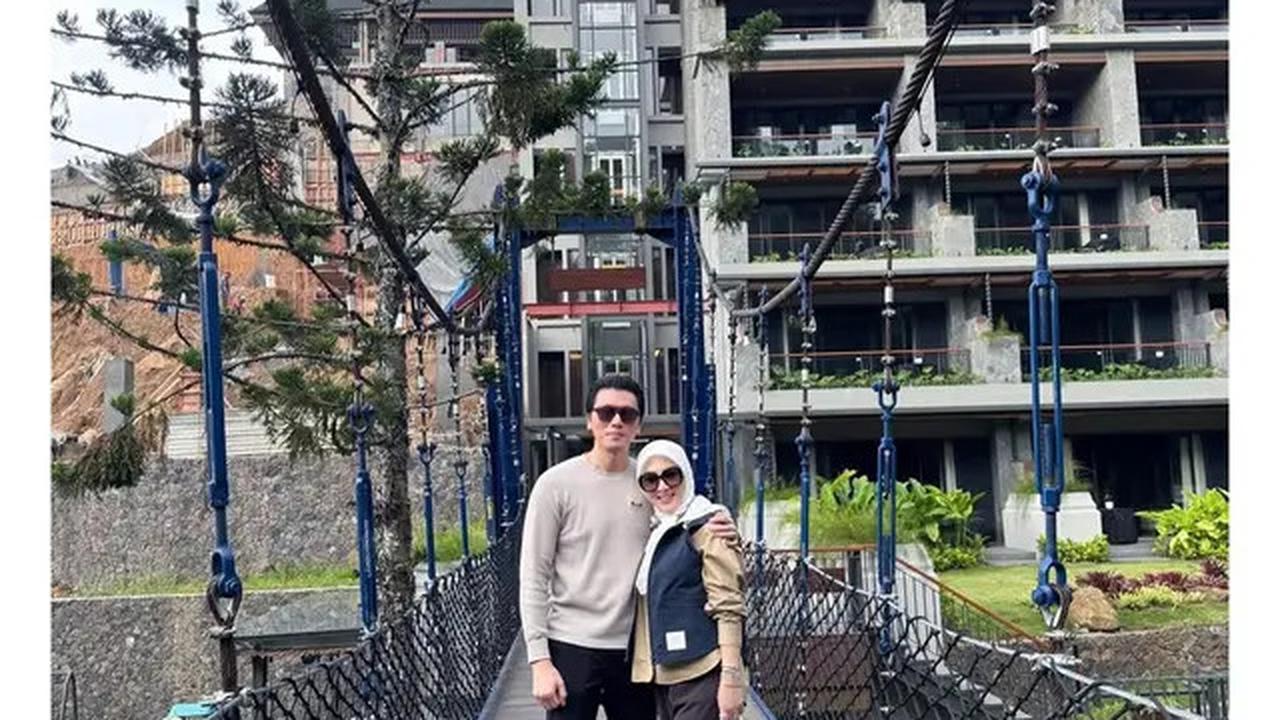 6 Potret Piknik Mewah Syahrini dan Reino Barack, Nikmati Sarapan di Kebun Teh