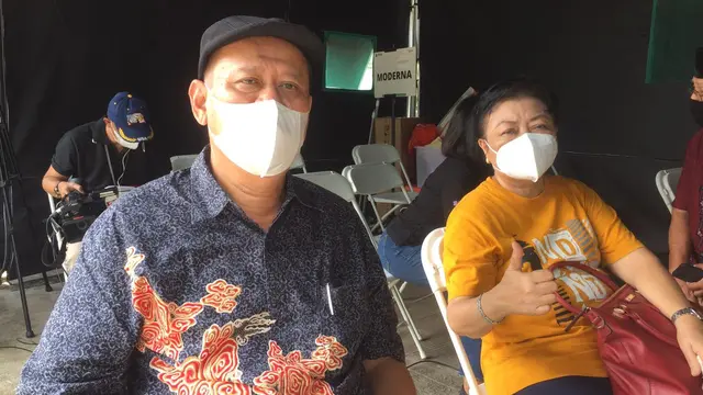 Warga lansia mendatangi Puskesmas Kramat Jati untuk mendapatkan vaksinasi booster Covid-19, Rabu (12/1/2022).