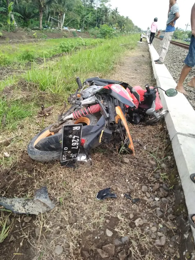 Sepeda motor yang dikendarai ibu menggendong balita di Ciawitali, Gandrungmangu, Cilacap, ringsek usai tertabrak dan terseret kereta api sejauh 20 meter. (Foto: Liputan6.com/Polres Cilacap/Muhamad Ridlo)