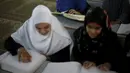 Gadis penyandang tunanetra membaca Alquran versi Braille di Gaza, Palestina, Kamis (18/6). Bulan Ramadan, ribuan warga Palestina, termasuk penyandang tunanetra mendapat pelajaran membaca dan menghafal Alquran secara gratis. (REUTERS/Suhaib Salem)