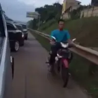 Sebuah video beredar di media sosial memperlihatkan pengendara motor 'nakal' yang nekat masuk tol. (Via: facebook.com/Djakababa)