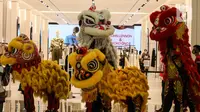 Barongsai beratraksi di Senayan City mall, Jakarta, Jumat (12/2/2021). Atraksi Barongsai yang digelar dengan berkeliling pusat perbelanjaan tersebut bertujuan untuk menghibur pengunjung sekaligus untuk menyambut Tahun Baru Imlek 2572. (Liputan6.com/Johan Tallo)