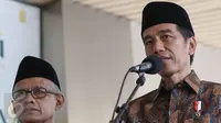 Presiden Joko Widodo memberi keterangan usai pertemuan tertutup di Kantor Pimpinan Pusat Muhammadiyah, Jakarta, (8/11). Kunjungan  Jokowi ke PP Muhammadiyah dalam rangka melakukan konsolidasi atau dialog dengan ormas Islam. (Liputan6.com/Faizal Fanani)