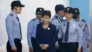 Mantan Presiden Korsel Park Geun-hye dengan tangan diborgol tiba di Pengadilan Distrik Pusat Seoul, Korea Selatan (23/5). Park Geun-hye menjalani sidang perdana atas serangkaian tuduhan korupsi yang dialamatkan kepadanya. (Kim Hong-ji/Pool Photo via AP)