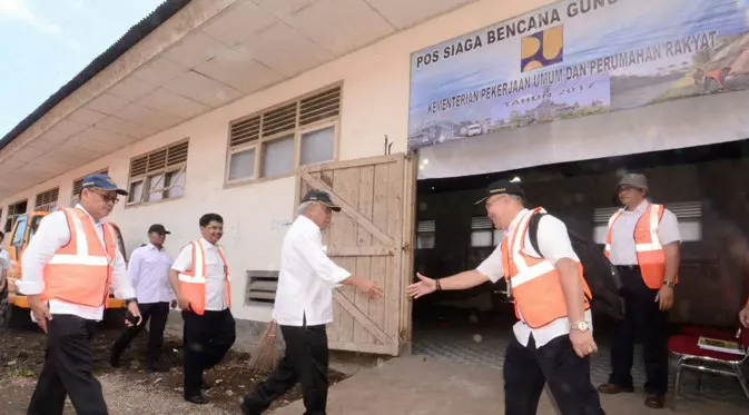 Menteri Basuki Hadimuljono meninjau Posko Siaga Bencana Tukad Unda, Klungkung. Lokasi penyimpanan alat berat PUPR. 