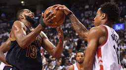 Pemain Cleveland Cavaliers, Tristan Thompson berebut bola dengan DeMar DeRozan saat pada Semifinal Wilayah Timur Playoffs NBA 2017 di Toronto (5/5). (Frank Gunn/The Canadian Press via AP)