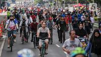 Warga berolahraga saat car free day di kawasan Bundaran HI, Jakarta, Minggu (4/12/2022). Kementerian Kesehatan mengungkapkan bahwa kasus COVID-19 di Indonesia mengalami penurunan sebanyak 632 kasus. (Liputan6.com/Faizal Fanani)