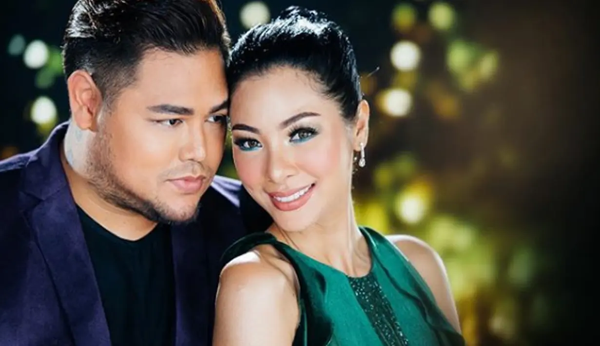 Pose perancang busana kondang, Ivan Gunawan dengan kekasih barunya bernama Faye Malisorn. Menurut Ivan, hubungannya dengan sang kekasih berawal dari Instagram. (Instagram/@ivan_gunawan)