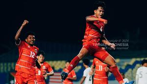 Selebrasi bek Timnas Indonesia U-17, Putu Ekayana usai membobol gawang Timnas Timor Leste U-17 dalam laga Grup A Piala AFF U-17 2026 di Stadion Gelora Joko Samudro, Gresik, Jawa Timur, Senin (13/4/2026). (Dok. AFF)