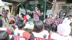 Calon wakil gubernur DKI Jakarta, Djarot Saiful Hidayat memaparkan program kerjanya bila kembali terpilih nanti, Jakarta, Senin (9/1). Blusukan ke Pasar Minggu, Djarot dengarkan keluhan warga dan meminta doa serta dukungan. (Liputan6.com/Yoppy Renato)