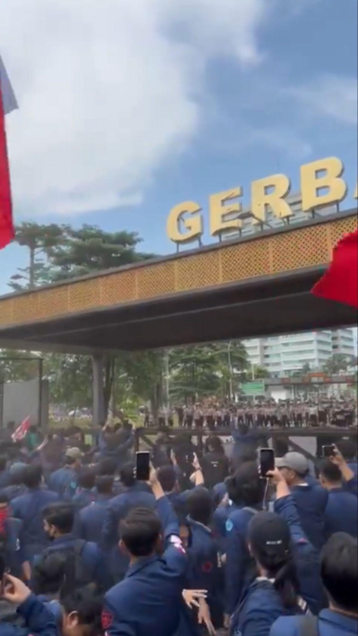 Demo ini bergulir sehari setelah Badan Legislatif DPR RI menggelar rapat panitia kerja terkait Revisi UU Pilkada, pada Rabu (21/8).&nbsp;Foto: Instagram/@kepresmausakti