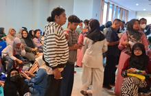 Hari Pertama Daftar Sekolah Swasta Gratis di Depok, Orang Tua Calon Siswa Rela Antre Sejak Jam 6 Pagi