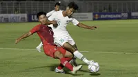 Pemain Timnas Indonesia U-19, Muhammad Salman Alfarid, berduel dengan pemain bertahan Hong Kong U-19 dalam laga kedua Grup K Kualifikasi Piala AFC U-19 2020 yang digelar di Stadion Madya, Jakarta, Jumat (8/11/2019). (Bola.com/Yoppy Renato)