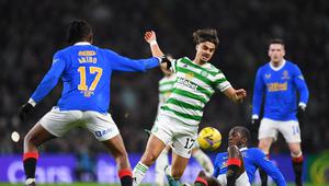 Gelandang Rangers, Glen Kamara (kanan), berebut bola dengan gelandang Celtic, Joao Pedro Neves Filipe (tengah), dalam pertandingan Liga Utama Skotlandia antara Celtic dan Rangers di Stadion Celtic Park, Glasgow, Skotlandia, pada 2 Februari 2022. (ANDY BUCHANAN / AFP)