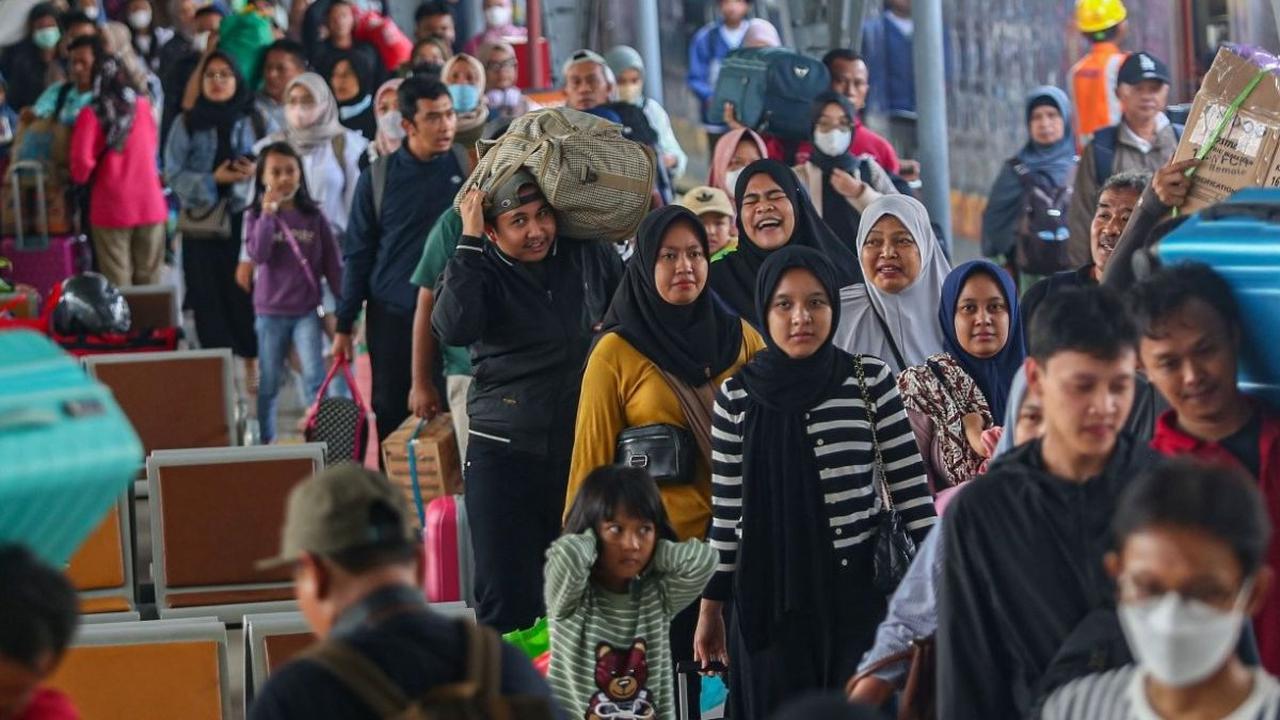 Arus balik Lebaran di Stasiun Senen mulai menunjukkan kepadatan.<br><br>Hal ini dapat terlihat dengan jumlah pemudik kereta api yang tiba di Stasiun Pasar Senen pada Sabtu (13/4/2024). Foto: Liputan6.com / Angga Yuniar<br>
