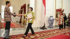 Presiden Joko Widodo terima Sembilan Srikandi Tim Pansel Capim KPK di Istana Merdeka, Jakarta, Selasa (1/9/2015). Kedatangan tim Pansel KPK untuk menyerahkan delapan nama hasil seleksi capim KPK kepada Presiden Joko Widodo. (Liputan6.com/Faizal Fanani)