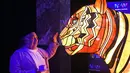 Pengunjung terkesima melihat instalasi harimau Sumatera raksasa saat peluncuran Vivid Sydney, Australia (17/3). Instalasi harimau Sumatera ini merupakan karya seniman Australia Lucy Keeler dan Nicholas Tory. (AFP/William West)