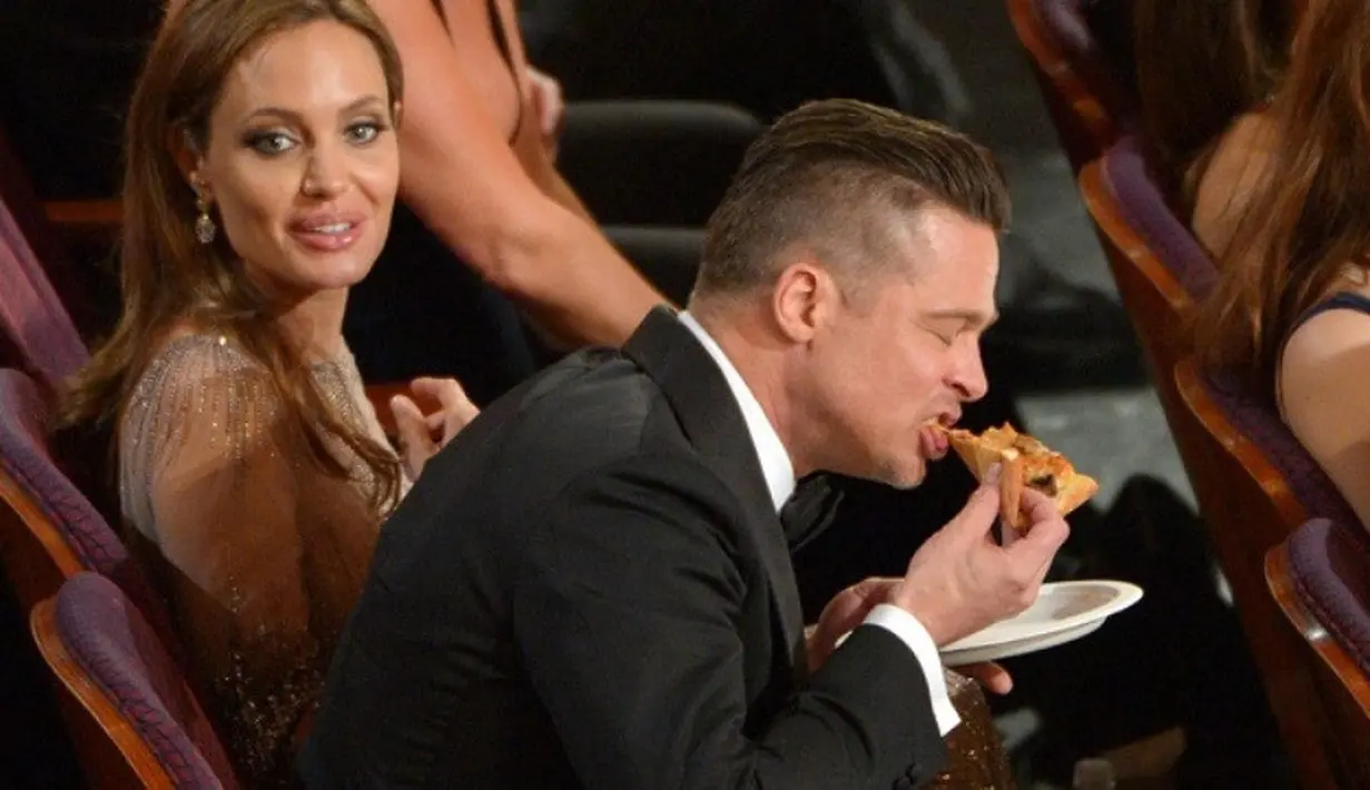 Bahkan Brad Pitt memejamkan mata ketika menikmati sepotong pizza, (RantNOW)