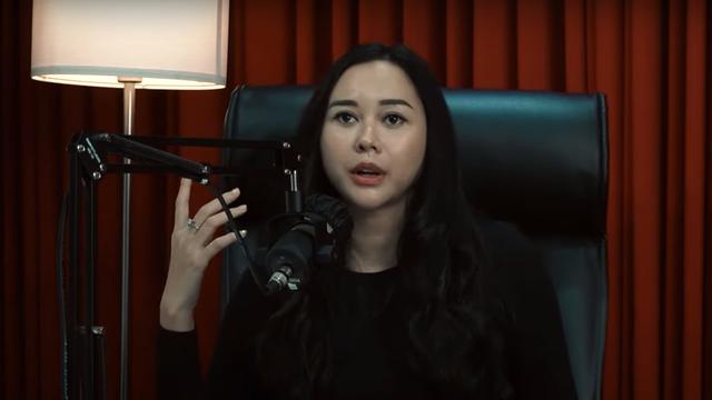 Aura Kasih ketika mengobrol dengan Ashanty. (Foto: YouTube The Hermansyah A6)