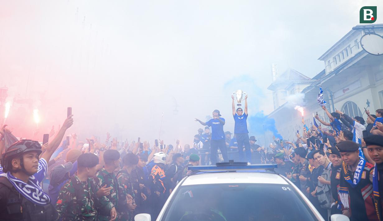 Pemain Persib Bandung, Saddil Ramdani (kiri) dan Adam Alis berada diatas mobil dalam pawai juara BRI Super League musim ini di Kota Bandung, Minggu (24/05/2026) pagi WIB. (Bagaskara Lazuardi/Bola.com)