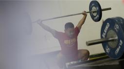 Atlet Pelatnas angkat besi, Eko Yulianto, saat latihan di Wisma Kwini, Jakarta, Senin (30/9). Latihan tersebut dalam rangka persiapan jelang Sea Games 2019 di Filipina. (Bola.com/M Iqbal Ichsan)