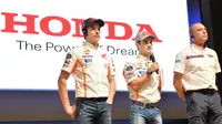 Livio Suppo bersama dua pembalap Repsol Honda, Marc Marquez dan Dani Pedrosa (KAZUHIRO NOGI / AFP)