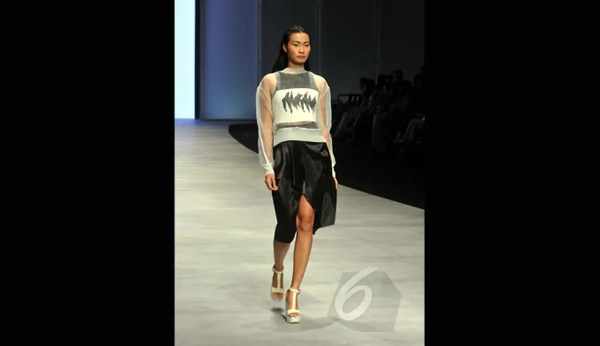 Sejumlah model memperagakan koleksi terbaru dari desainer asal Korea Selatan, Lee Ji Youn pada ajang Indonesia Fashion Week 2015 di JCC Senayan, Jakarta, Minggu (1/3). (Liputan6.com/Panji Diksana)