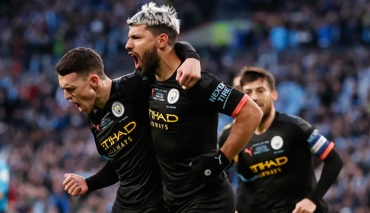 Striker Manchester City Sergio Aguero berselebrasi bersama rekan setimnya, Phil Foden setelah mencetak gol ke gawang Aston Villa pada laga final Piala Liga Inggris di Stadion Wembley, Minggu (1/3/2020). Manchester City menjuarai Piala Liga Inggris usai menang 2-1 atas Aston Villa. (AP/Ian Walton)