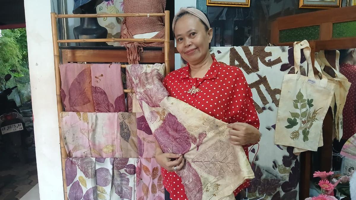 Hobi Melukis Sejak Kecil Membawa Berkah, Perempuan di Jogja Sukses Kenalkan Keindahan Ecoprint Lewat Fashion