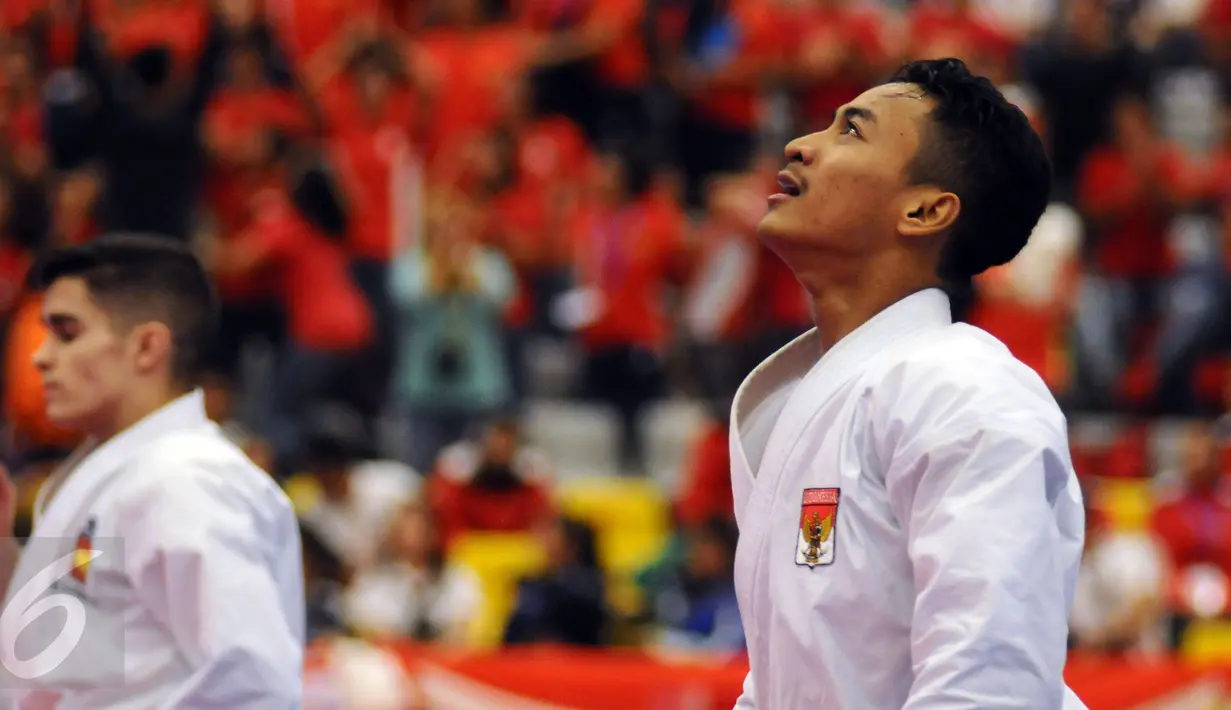 Ahmad Zigi Zaresta menengadah usai memastikan kemenangan di final Junior Kata Male di WKF World Junior, Cadet and U-21 Championship 2015 di ICE Serpong, Kamis (12/11/2015). Zigi menyumbang emas pertama bagi Indonesia. (Liputan6.com/Helmi Fithriansyah)