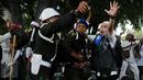 Seorang pria yang diduga provokator dalam aksi damai 2 Desember ditangkap oleh polisi Militer Angkatan Laut di kawasan Monas, Jakarta, Jumat (2/12). Pria itu tertangkap tangan membawa golok saat aksi damai tengah berlangsung. (Liputan6.com/Gempur M Surya)