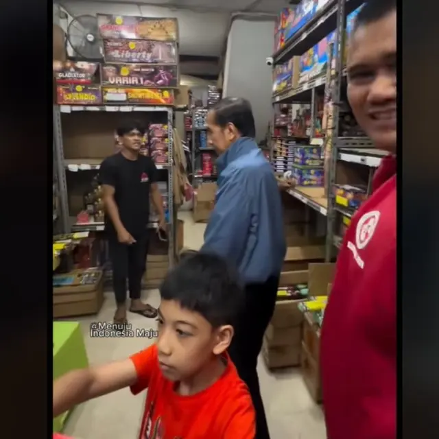 Jokowi Rayakan Tahun Baru dengan Main Kembang Api Bareng Cucu, Ekspresi Paspampres Bikin Salah Fokus.  foto: TikTok @menujuindonesiamaju