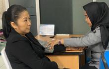 Tatapan Tajam Putri Candrawathi Jalani Tes Kesehatan Sebelum Dijebloskan ke Lapas Pondok Bambu