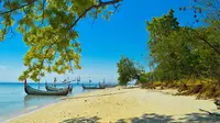 Gili Labak bukan di Pulau Lombok, melainkan di Pulau Madura. Jarak kota Surabaya dan Gili Labak, Sumenep, Madura.