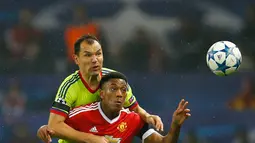 Penyerang MU, Anthony Martial (depan) berebut bola dengan bek CSKA Moscow, Sergey Ignashevich pada liga champions di stadion Old Trafford,Inggris (3/11). Manchester United menang atas CSKA Moscow dengan skor 1-0. (Reuters/Darren Staples)