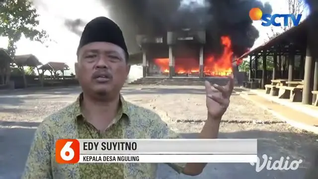Sebuah bengkel mobil terbakar di Pasuruan, Jawa Timur, pada Rabu sore (12/5). Kepulan asap tersebut muncul dari atap bengkel mobil, dan langsung menyambar ke bagian lainnya.