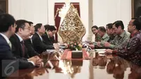 Suasana pertemuan Jokowi didampingi beberapa menteri dengan anggota Dewan Negara China Yang Jiechi bersama rombongan di Istana Merdeka, Jakarta, Senin (9/5). Pertemuan tertutup itu membahas beberapa persoalan perekonomian. (Liputan6.com/Faizal Fanani)