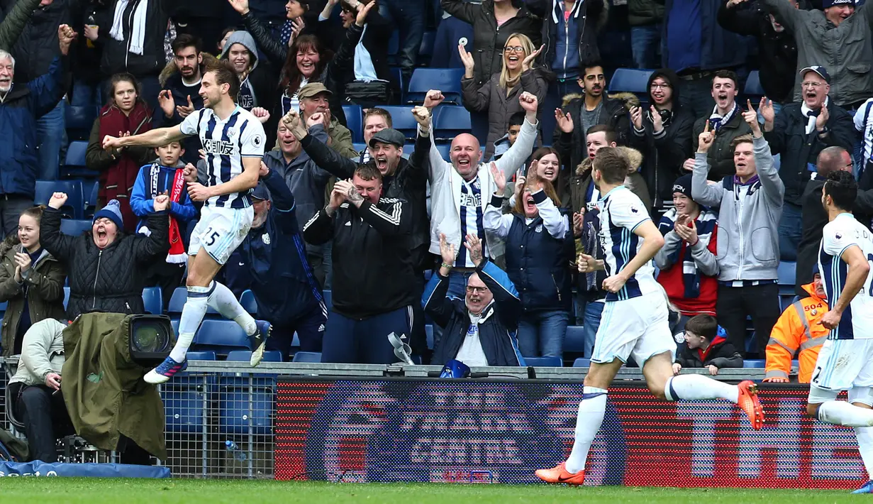 Bek West Bromwich Albions, Craig Dawson, merayakan gol keduanya saat timnya berhadapan dengan Arsenal pada lanjutan Premier League 2016-2017. Pada pertandingan tersebut WBA memakai skema 4-5-1 sedangkan Arsenal dengan formasi 4-3-3. (EPA/Tim Keeton).