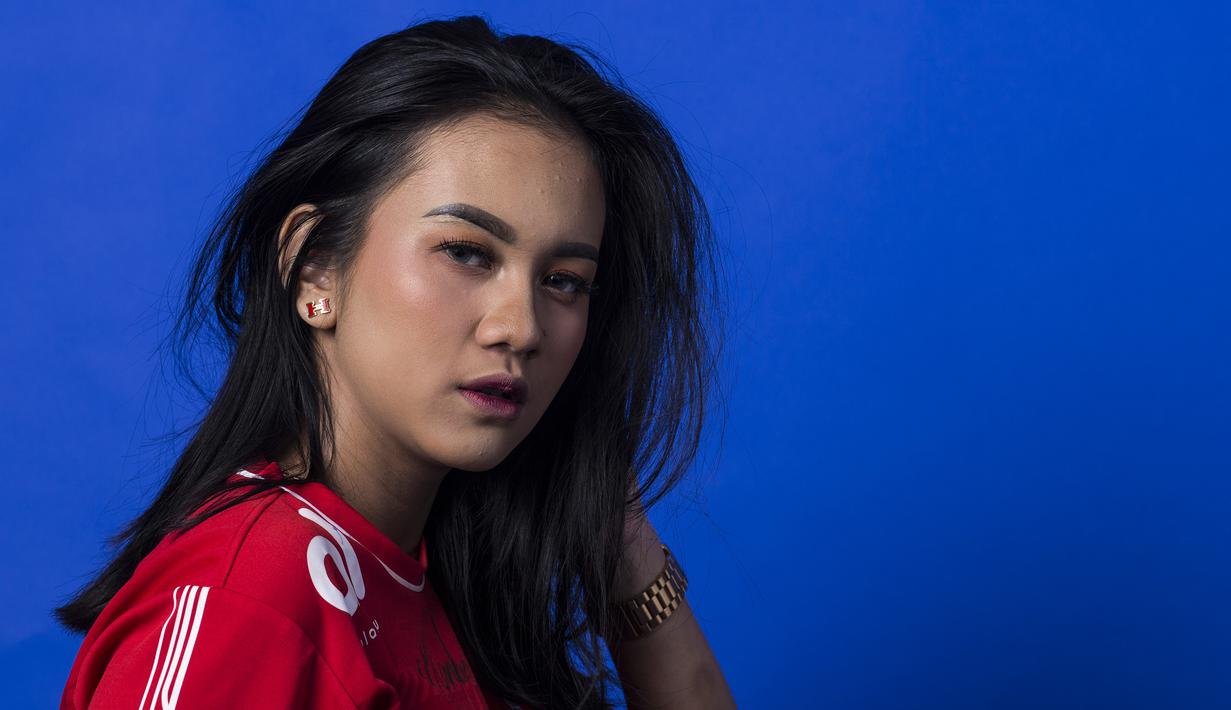 Kecintaan Suroya dengan Persija Jakarta berawal saat sang kakek mengajaknya nonton Macan Kemayoran saat tanding di Stadion Lebak Bulus. (Bola.com/Yoppy Renato)