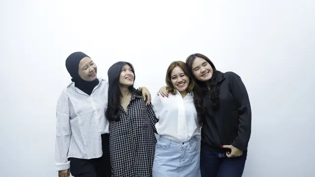 wanita november tentang pertemanan