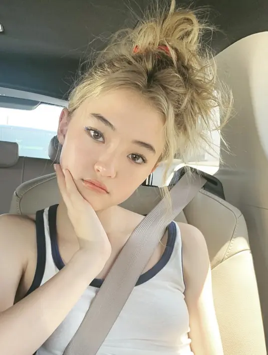 Meskipun gaya rambutnya diikat bergaya messy, namun gaya naturalnya begitu memukat.  [Foto: Instagram/ Ella Gross]