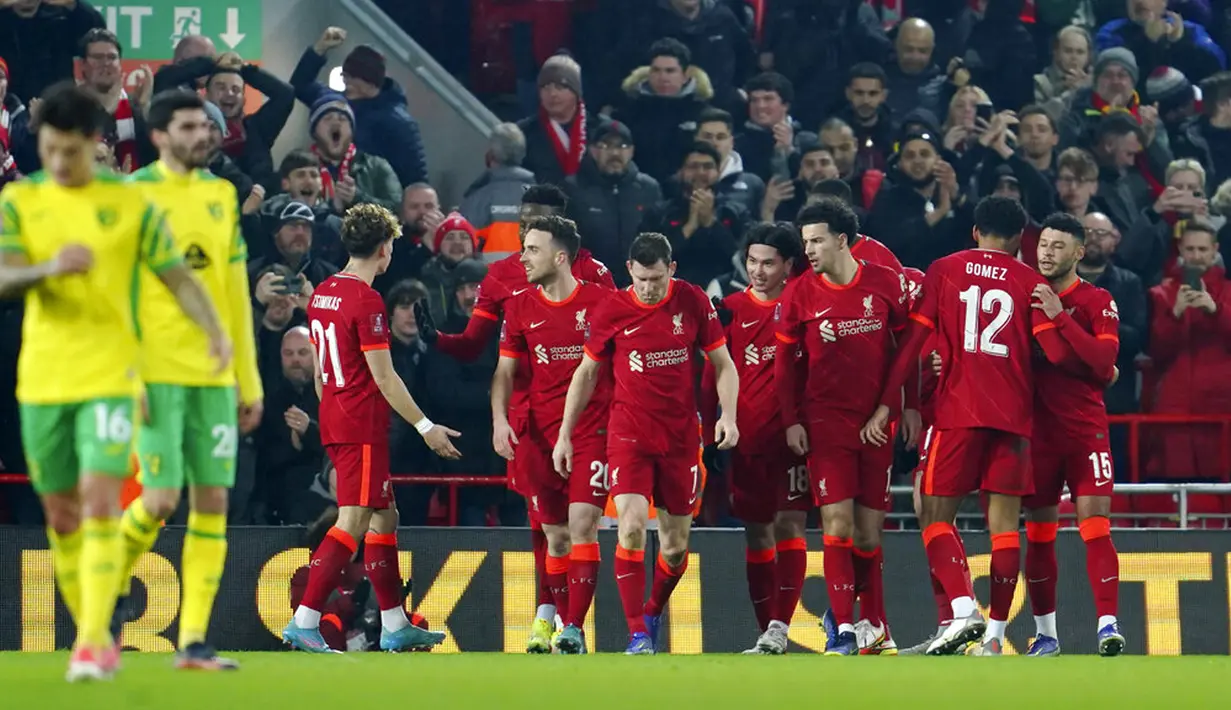 Pemain Liverpool Takumi Minamino (tengah kanan) merayakan dengan rekan satu timnya setelah mencetak gol ke gawang Norwich City pada pertandingan sepak bola Piala FA di Stadion Anfield, Liverpool, Inggris, 2 Maret 2022. Liverpool menang 2-1. (AP Photo/Jon Super)