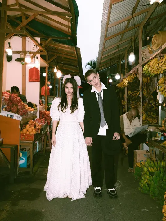 Lokasi prewedding dengan busana pengantin tak melulu harus formal, Julian dan Mirriam pilih pasar. [@julianjacs]