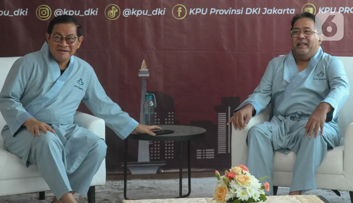 Pasangan bakal calon gubernur-calon wakil gubernur Jakarta 2024, Pramono Anung-Rano Karno bersiap memberikan keterangan sebelum menjalani pemeriksaan Kesehatan di RSUD Tarakan, Jakarta, Jumat (30/8/2024). (Liputan6.com/Herman Zakharia)