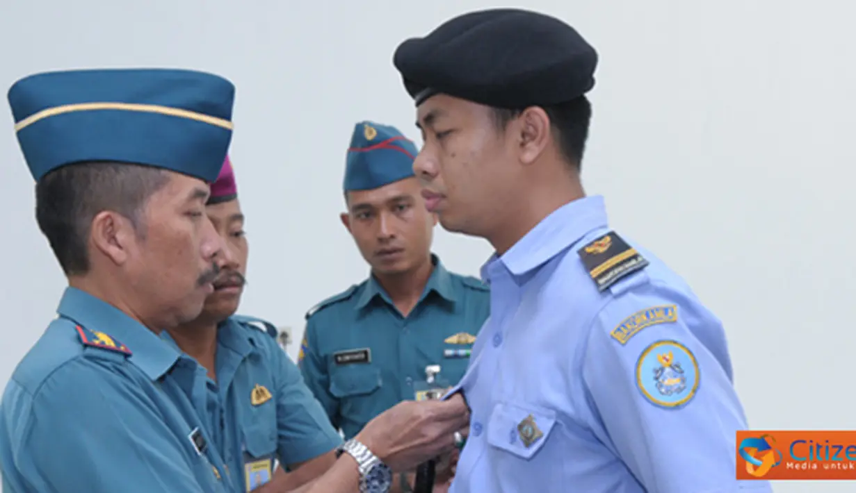 Citizen6, Surabaya: Penyematan lencana Widya Jala Waskita kepada salah satu personel Bakorkamla pada gelombang pertama. (Pengirim: Penkobangdikal).