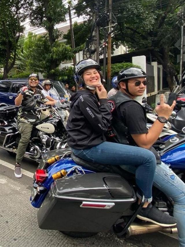 Go Public, Ini 6 Potret Mesra Aaliyah Massaid dan Kekasih