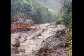 Banjir bandang terjang kawasan wisata air panas Guci Tegal