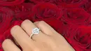 "To Sharifa Noor Azella, Will you marry me?," bunyi tulisan dalam surat yang menemani cincin di buket bunga.  [Instagram/azella.alhamid]
