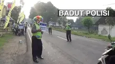 Dalam rangka sosialisasi tertib berlalu lintas sekaligus mencegah pelajar pelanggar lalu lintas kabur dari razia, polisi di Tuban mengenakan topeng badut.